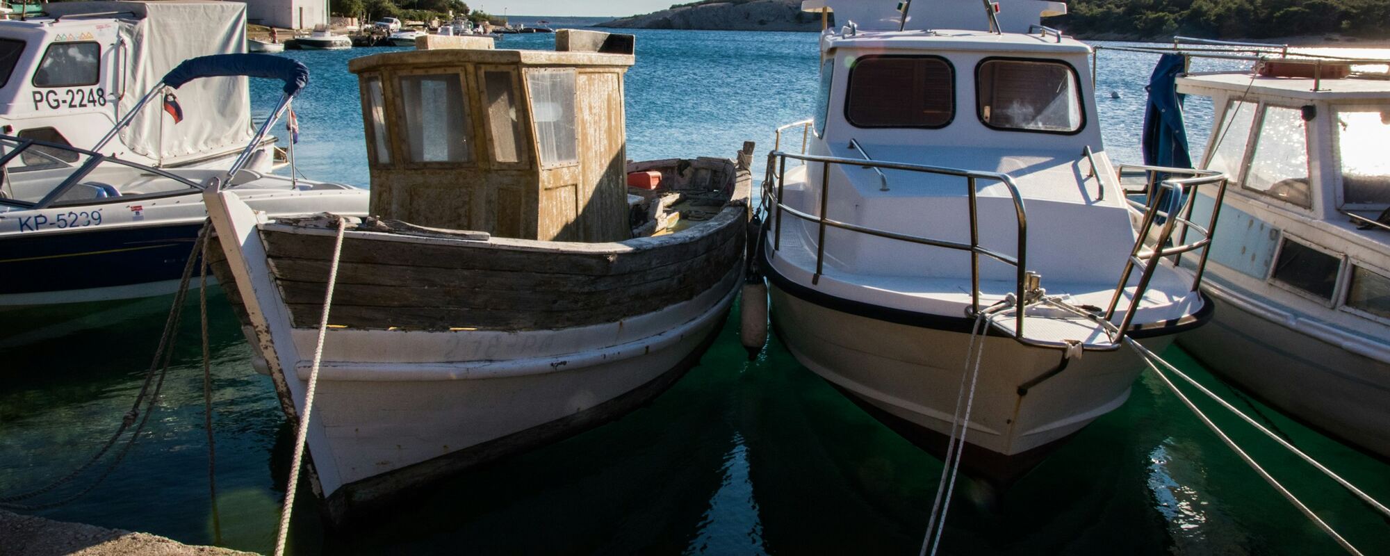 Drveni ribarski brod u luci u Šimunima na Pagu